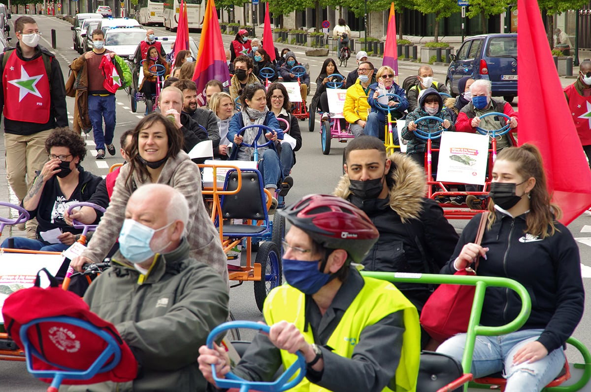 Video - De PVDA met go-carts voor het kabinet van Elke Van den Brandt om de intrekking van de kilometerheffing te eisen